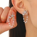 Orecchini a stella marina e conchiglia con perle e zirconi indossati dal modello - Stile Pendente Stella Marina Perla (7365) / Argento