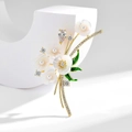Elegante broche de flor con pétalos de nácar y detalles de circonitas brillantes - Estilo de Flor (Broche de Flor)