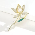 Detalle de broche de flor de esmalte dorado con circonitas, perla blanca y hoja verde - Estilo Narciso (Broche de Narciso)