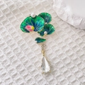 Eleganter Lotusblatt-Emaille-Anstecker mit Perlen und Tropfenkristall auf weißem Grund - Lotosblüten-Brosche