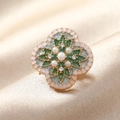 Spilla fiore vintage con smalto verde, perle bianche e accenti in metallo dorato - Trifoglio di Prugna Verde