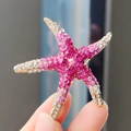 Vintage χρυσή καρφίτσα αστερίας με ροζ στρας σε κοντινή λήψη υψηλής ποιότητας - Καρφίτσα Αστερίας με Στρας - Ροζ