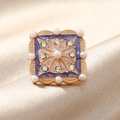 Broche carrée vintage avec pétales en émail rose et détail de perle centrale - Petit Pétale de Lotus Carré