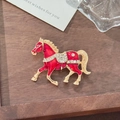 Squisita spilla a cavallo in smalto rosso con strass scintillanti e finitura dorata - Rosso