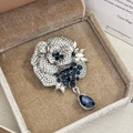 Detailansicht der silbernen Rosenbrosche mit marineblauen Kristallen und Tropfenanhänger - Silber Blau Rose
