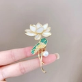 Eleganter Lotusblumen-Brosche mit Muschel-Blütenblättern, grünen Strasssteinen und Perle - Lotusblüten- und Blattstil