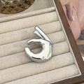Broche de gesto OK en plata pulida con líneas minimalistas en caja de terciopelo beige - Estilo Gesto OK Grande (Estilo 14) / Plateado