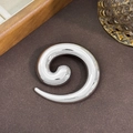 Broche de espiral plateado pulido con diseño geométrico minimalista sobre cuero - Estilo Espiral Plateado (Estilo 20) / Plateado