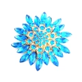 Vista macro de un lujoso broche de magnolia dorado con cristales azules brillantes - Estilo Flor de Magnolia (XZ1569) / Azul