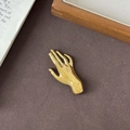 Broche artístico de metal dorado con forma de mano y acabado pulido en páginas vintage - Estilo de Mano Realista (Estilo 21) / Dorado