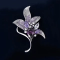 Nahaufnahme der silbernen Magnolien-Brosche mit violettem Kristall und Zirkonia-Details - Silberlila