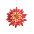 Detalle macro de broche de flor de lujo con cristales rojos y acabado dorado elegante - Estilo Flor de Magnolia (XZ1569) / Rojo