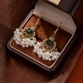 Goldene Ethno-Ohrringe im Vintage-Stil mit grünen Steinen und weißen Perlen-Quasten - Gold/Grün/Weiß