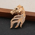 Spilla vintage testa di cavallo in oro con strass scintillanti su sfondo scuro minimale - Oro