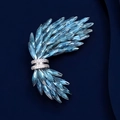 Spilla elegante a forma di ala con cristalli azzurri e dettagli in argento pavé - Blu Argentato