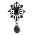 Dettaglio macro della spilla vintage a goccia con cristalli neri e finitura in argento - Nero