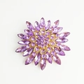 Eleganter violetter Kristall-Sonnenblumen-Anstecknadel mit goldenem Finish und Details - Magnolienblüten-Stil (XZ1569) / Lila