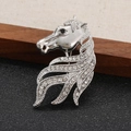 Vista macro di spilla a testa di cavallo in argento con strass e occhio di gemma nera - Argento