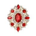 Detailansicht der Vintage-Brosche mit rotem Kristall und funkelnden weißen Strasssteinen - Gold Roter Kristall Brosche