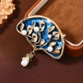 Spilla vintage a ventaglio con smalto blu, trame foglia oro e pendenti di perle bianche - Stile Ventaglio Alghe Blu