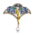 Broche de hada vintage con alas de esmalte y colgante de perla en fondo blanco - Hada de Aceite de Goteo (Dorado)
