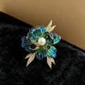 Spilla vintage a forma di peonia in smalto blu con perla bianca e piccoli cristalli - Blu