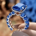 Anillo de oro rosa con zafiro azul talla esmeralda y halo de diamantes pavimentados - Abierto Ajustable / Azul