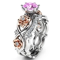 Detailopname van een bloemige ringenset met een roze edelsteen en verfijnde pavé-diamanten - US 5 / Roze