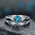 Macro-detail van de zilveren ringenset met ronde blauwe edelsteen en schitterende diamanten - US 6 / Meerblauw