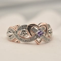 Detalle macro del anillo corazón oro rosa con circón violeta y diseño floral grabado - US 6 / F1017 Bicolor