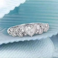 Anello con cuore blu e fascia in argento a forma di foglia su sfondo azzurro testurizzato - Taglia 7 / Bianco