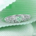 Anello in argento con pietra verde a forma di cuore e accenti di foglie su tessuto verde - Taglia 7 / Verde