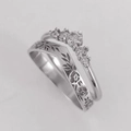 Set di anelli in argento a forma di V con incisioni floreali e cinque diamanti lucidi - n.5 / Bianco