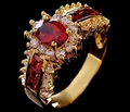 Dettaglio macro di anello d'oro vintage con gemma rossa ovale e diamanti bianchi lucidi - US 5 / Oro Zirconia Rossa