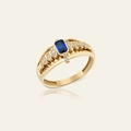Dettaglio macro dell'anello d'oro vintage con pietra blu rettangolare e zirconi bianchi - Taglia 6 / Blu