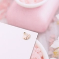 Detalle de colgante de concha esmaltada rosa con borde dorado para bisutería artesanal - Concha Pequeña Rosa Blanco