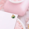 Detalle macro del colgante de concha esmaltado con degradado amarillo y verde para joyas - Concha Pequeña Amarillo Verde