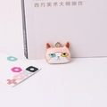 Détail du pendentif chat en émail avec yeux vairons pour la création de bijoux DIY - Chat Rose et Blanc aux Yeux Vairons (Big Face Cat 3#)