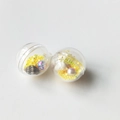 Pendentif sphère en acrylique 2cm avec paillettes jaunes, coquillage et perles - Jaune