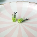 Mini-Kiwi-Getränk Harzanhänger für DIY-Ohrringe mit silbernen Metall-Ösenschrauben - Kiwi
