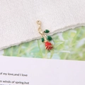 Detail van rode geëmailleerde roos bedel met groen blad voor DIY sieraden maken - Rode Roos