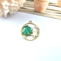 Détail macro d'un pendentif coquillage doré avec perles pour création de bijoux DIY - Coquillage Vert