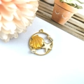 Détail macro d'une breloque coquillage et étoile de mer avec perles et cristaux dorés - Coquille Orange