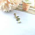 Pendentif rose dorée avec feuilles en émail vert pour création de bijoux et boucles - Rose Vert Clair