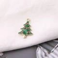 Detailansicht eines grünen Emaille-Weihnachtsbaum-Anhängers mit goldenen Akzenten und Ring - Roter Punkt Weihnachtsbaum-Stil (6)