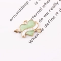 Colgante de corazón dorado con esmalte verde claro y flecha de Cupido para joyas - Verde