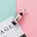 Llavero mini de botella de vino de resina negra con etiqueta blanca y detalles plateados - Negro