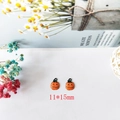 Detalle del dije de calabaza de esmalte naranja de 11x15mm para joyería DIY de Halloween - Estilo Pequeño de Calabaza con Ojos Cosidos / 11x15mm