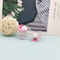 Détail d'un pendentif boisson miniature en résine avec dégradé rose et fruit du dragon - Coupe de Boisson de Simulation Pitaya Rose (YZ203-1)