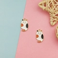 Detailopname van schattige emaille kattenhangers met gouden randen voor doe-het-zelf sieraden - Lapjeskat Vorm
